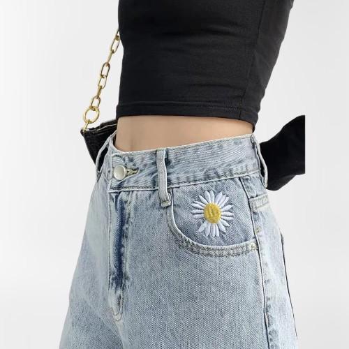 Quần jean nữ dáng baggy có thêu hoa cúc hottrend trên túi - Quần jean baggy cạp cao - CM Shop