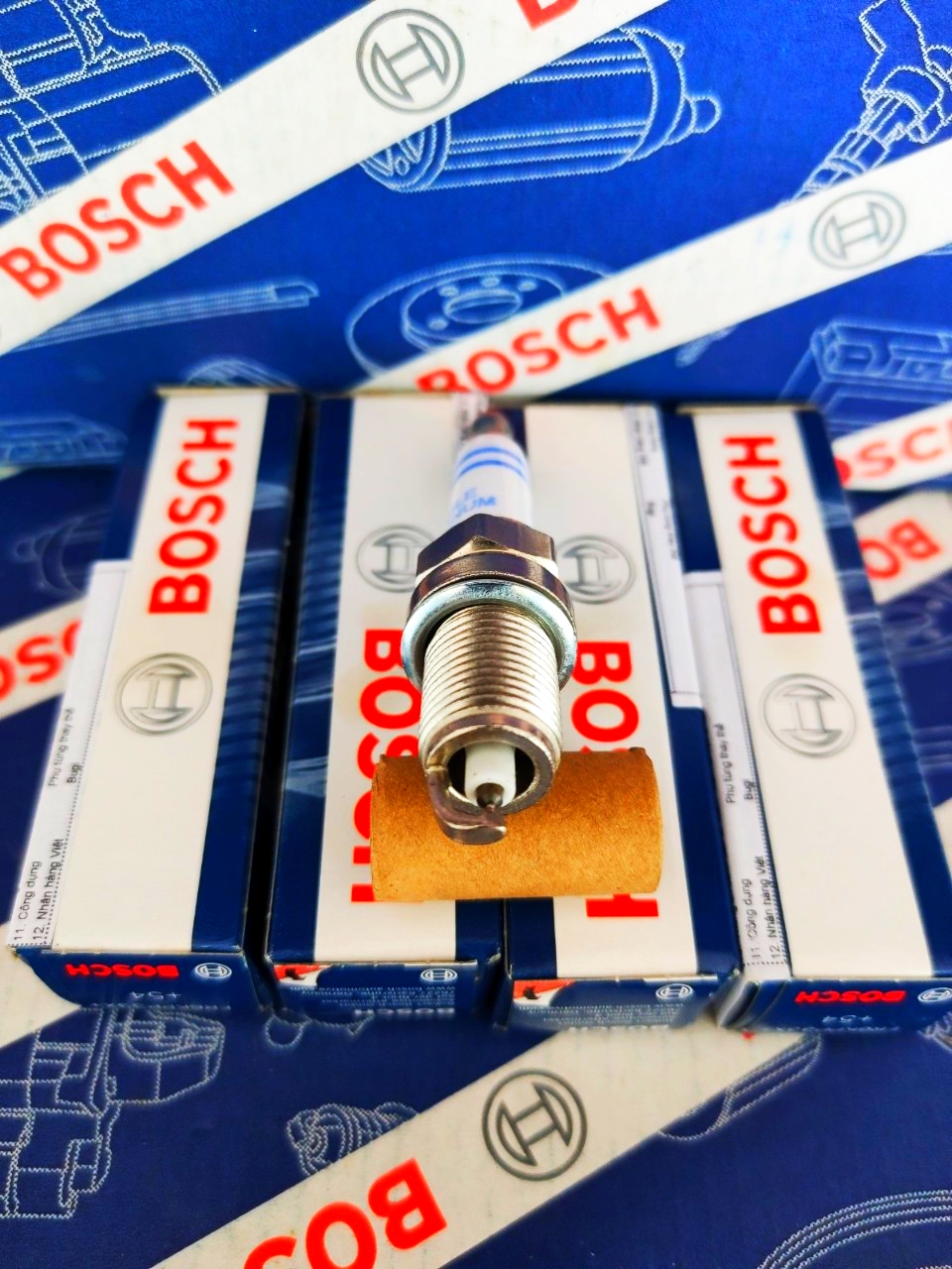 Bugi Bosch Chân Ngắn Tuýp 16 Ren 14 - Toyota Vios, Altis; Hyundai; Kia; Mitsubishi