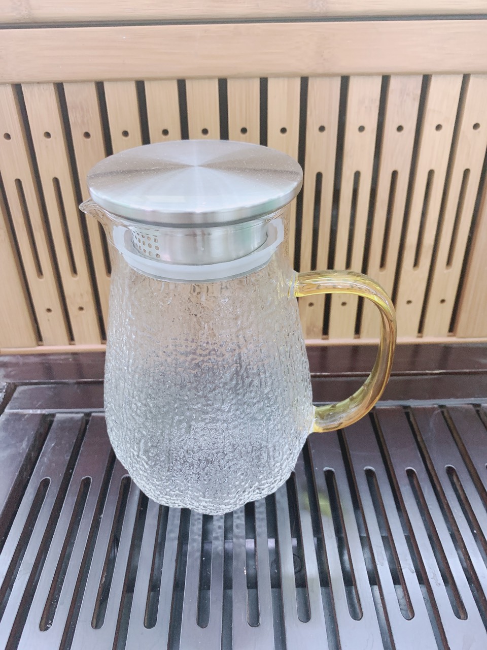 BÌNH ĐỰNG NƯỚC THỦY TINH CHỊU NHIỆT VÂN NHÁM QUAI VÀNG NẮP INOX 1,6L - ANTH281