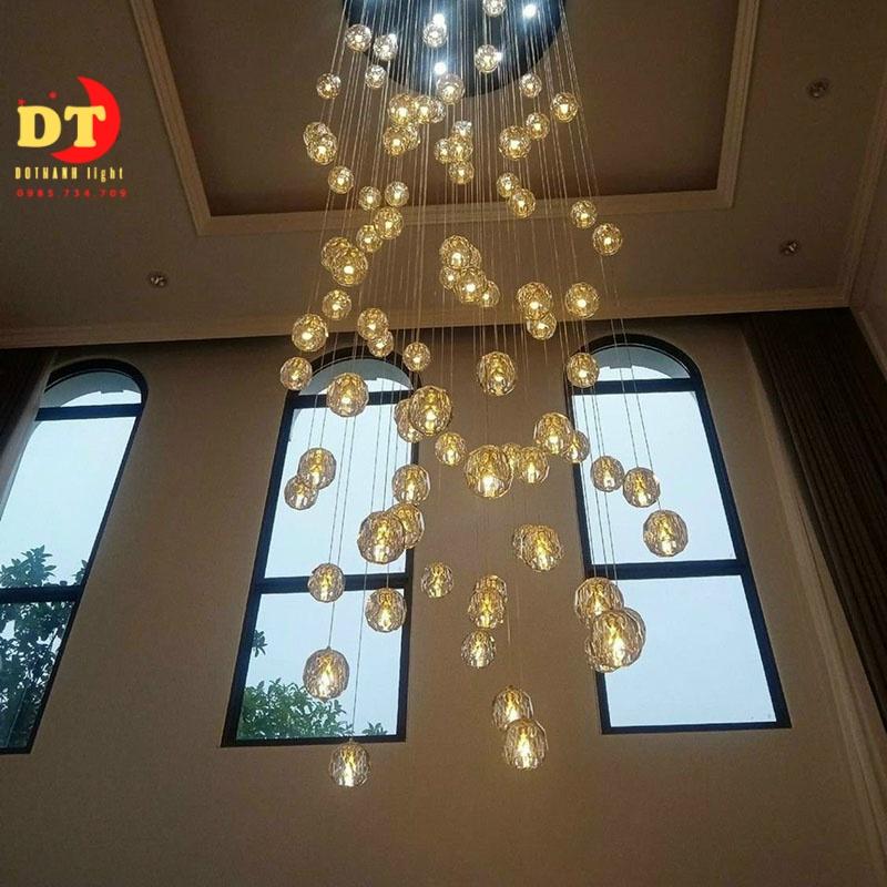 Đèn thả phòng khách thông tầng hiện đại, cầu thang HTLQ