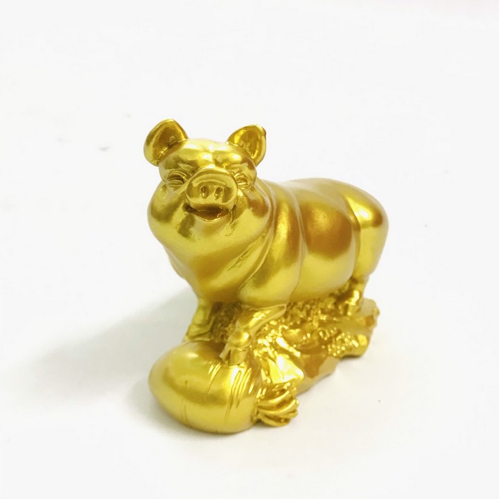 Tượng con Heo vàng, chất liệu nhựa được phủ lớp màu vàng óng bắt mắt, dùng trưng bày trong nhà, những nơi phong thủy, cầu mong may mắn, tài lộc - TMT Collection - SP005240