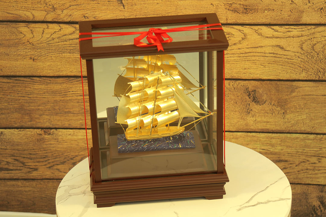 Quà tặng phong thủy để bàn làm việc - Mô hình thuyền buồm vàng lá 24k