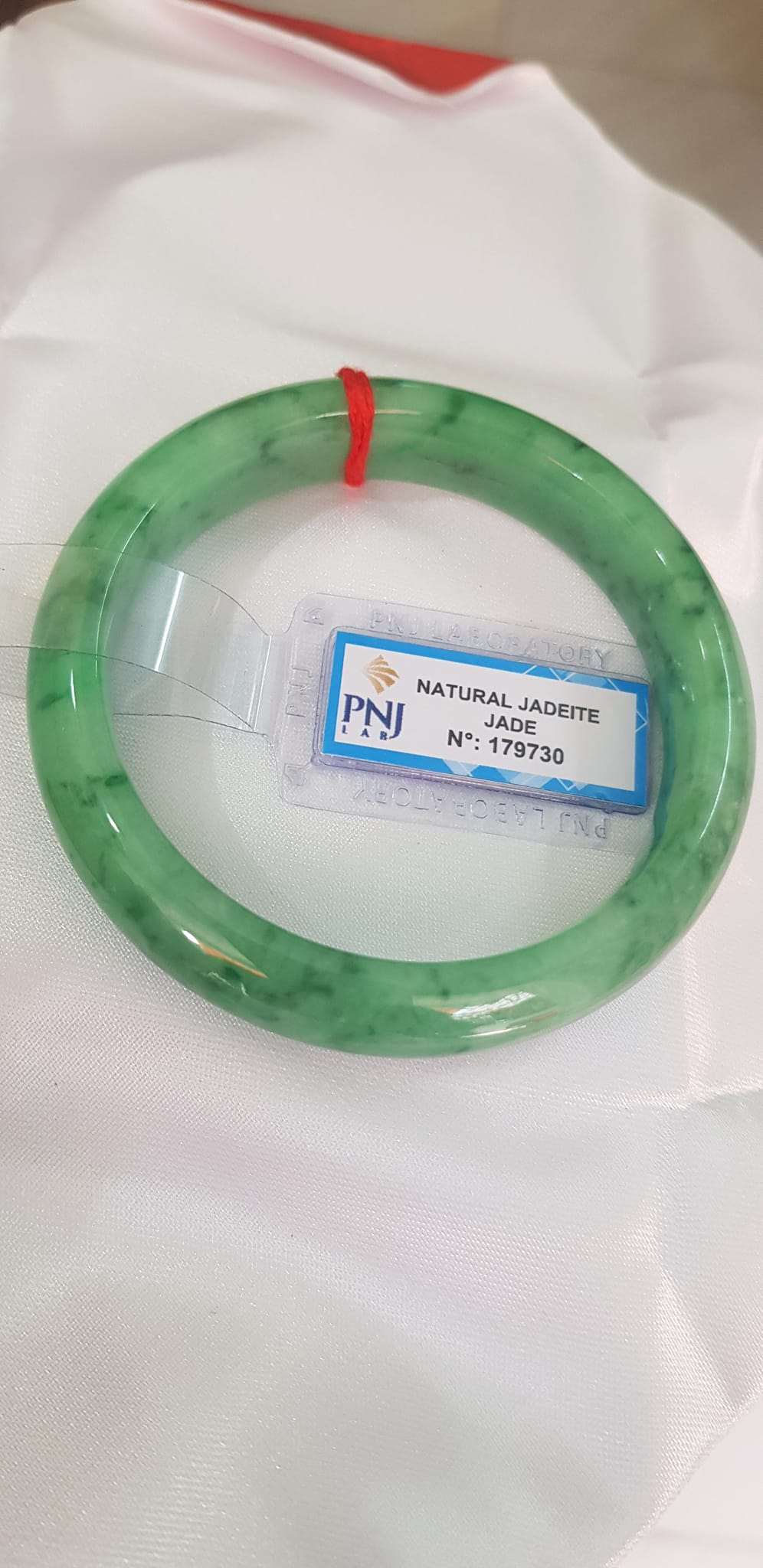 Vòng Cẩm Thạch tự nhiên Vip Bản Hẹ ĐL Ni 56mm x Cao 12mm x dầy 7,8mm Vòng kiểm định P No 179730 màu Xanh Lý Đều bóng vân đậu lý cưng quá mượt đẹp Nữ mệnh Mộc Thủy Hỏa cân nặng 54kg - 63kg đeo rất đẹp sang tay ạ