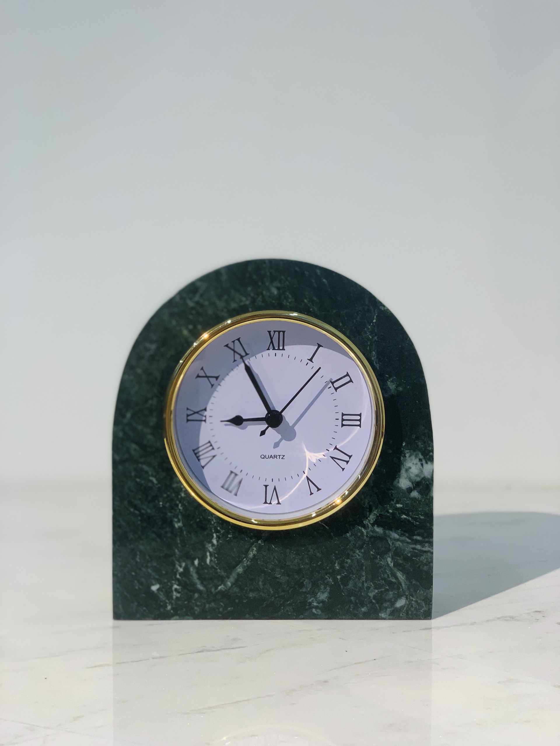 Đồng hồ để bàn đá tự nhiên DH02 bầu dục màu Xanh Ấn (Mặt số La mã - Mặt trắng)