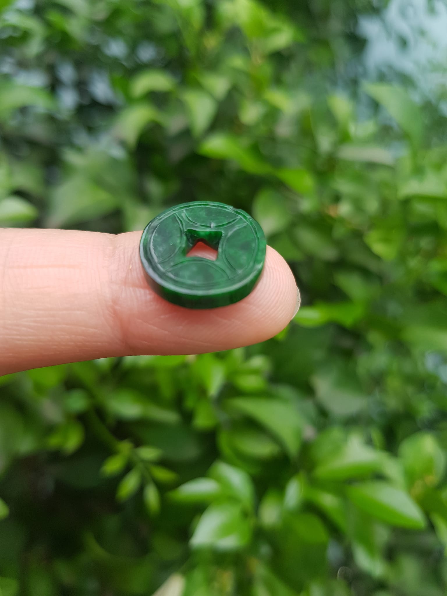 Mặt Dây Chuyền Mặt Nhẫn Đồng Tiền Mới màu Xanh Đậm Đẹp Đá Cẩm thạch xanh tự nhiên  Size nhỏ vừa đk 13,5mm x dầy 3mm  Nữ bọc vàng lên đeo đẹp lắm rất ý nghĩa đồng tiền may mắn tài lộc ạ