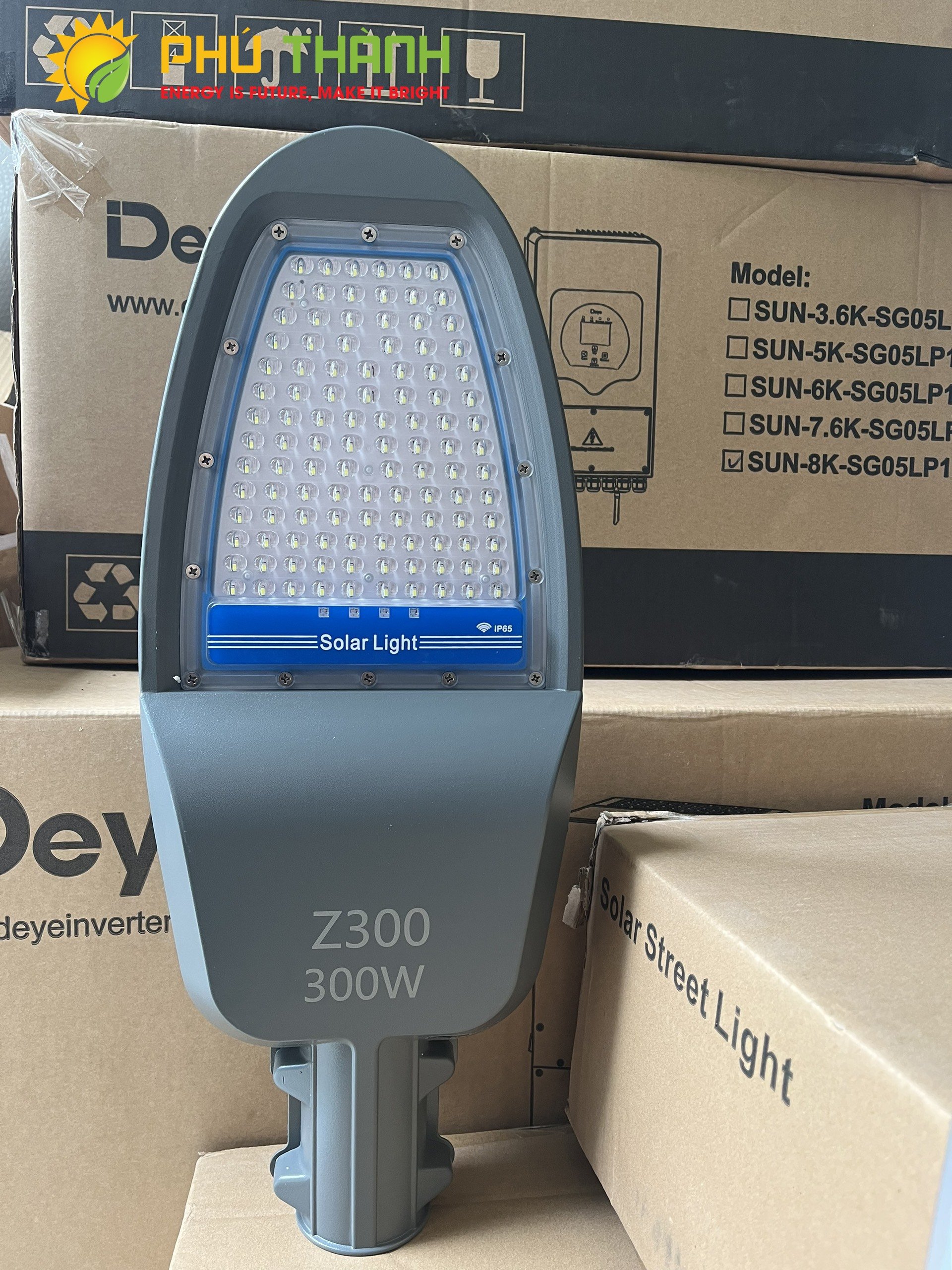 Đèn đường năng lượng mặt trời 300W Z300 , có cần đèn, có điều khiển từ xa