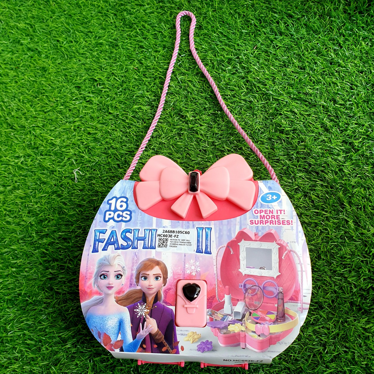 - Hộp đồ chơi Elsa 16 món có dây đeo như túi xách