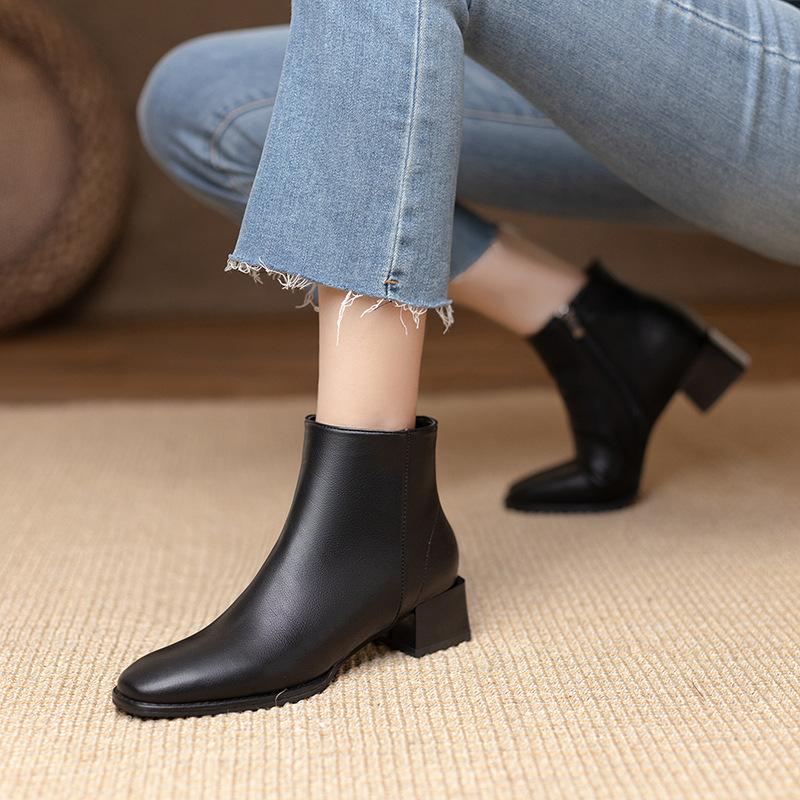 Giày boot nữ cổ ngắn màu ĐEN/ NÂU đế thấp 4cm MŨI VUÔNG đơn giản thoải mái đi bộ GBN02