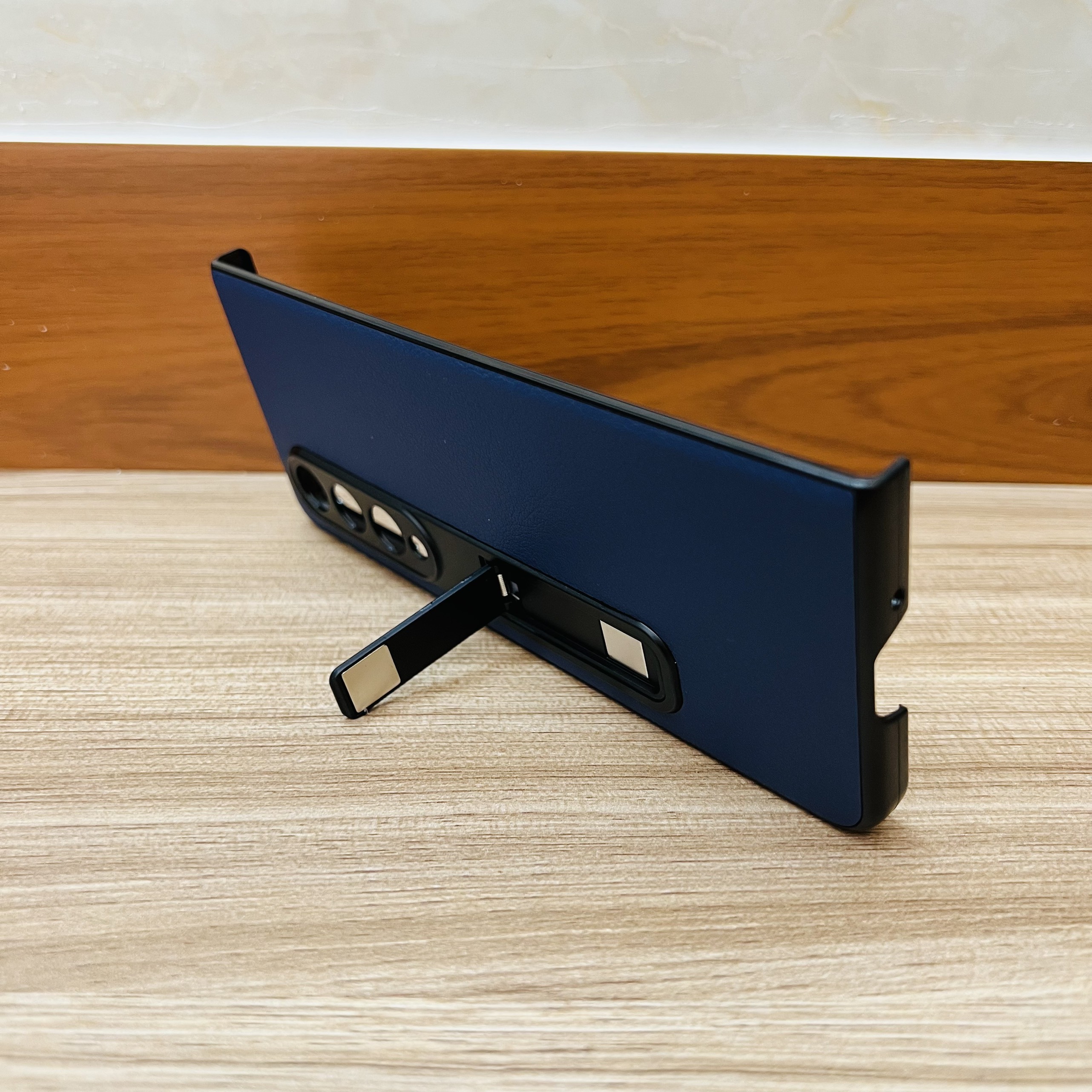 Ốp lưng X-level Utmost Pain dành cho Galaxy Z Fold 4 có chống lưng - hàng chính hãng