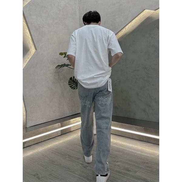 Quần jeans xanh baggy nam có thêu chữ in nút dưới ống
