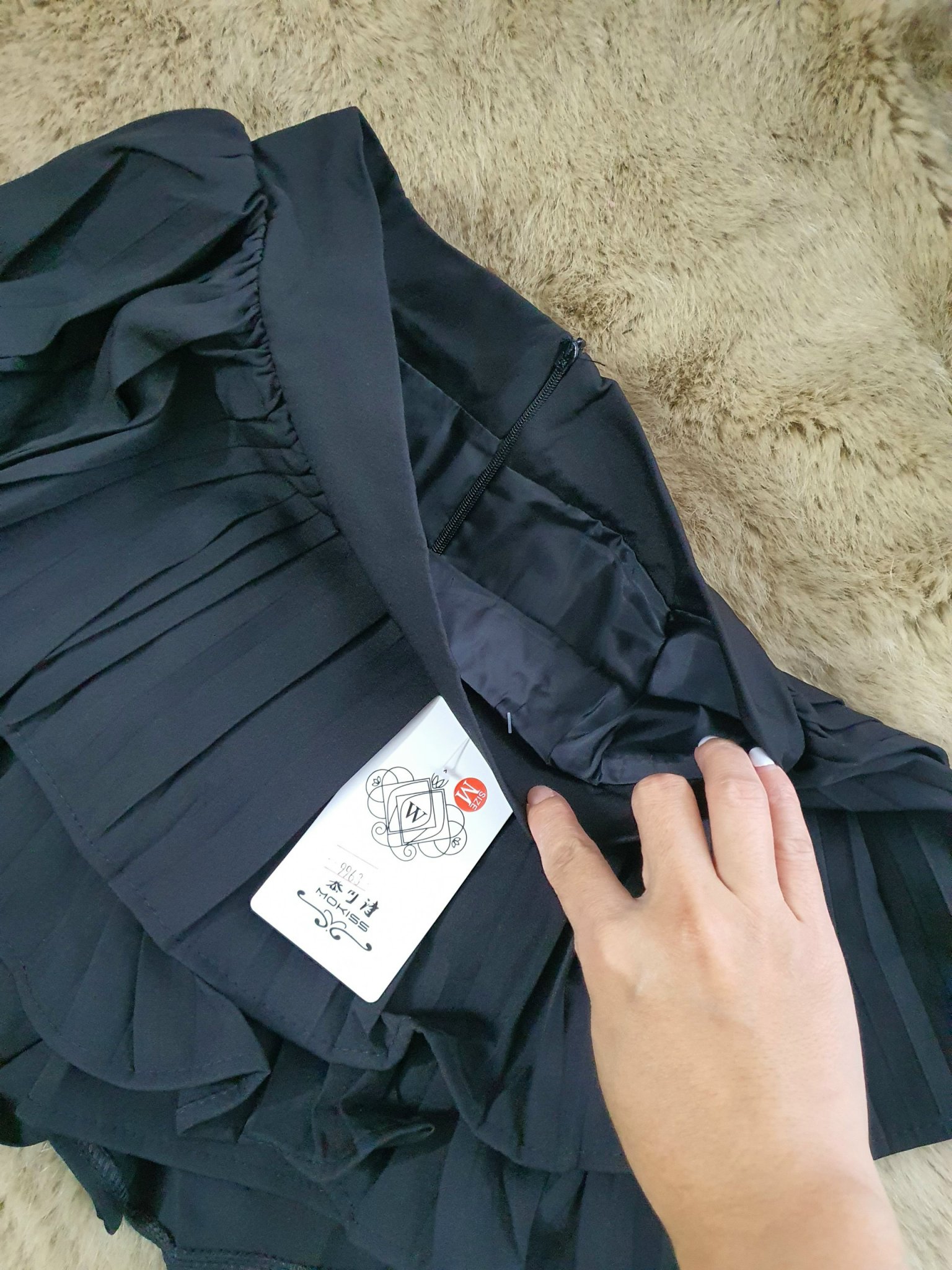 Váy ngắn xòe xếp ly màu đen