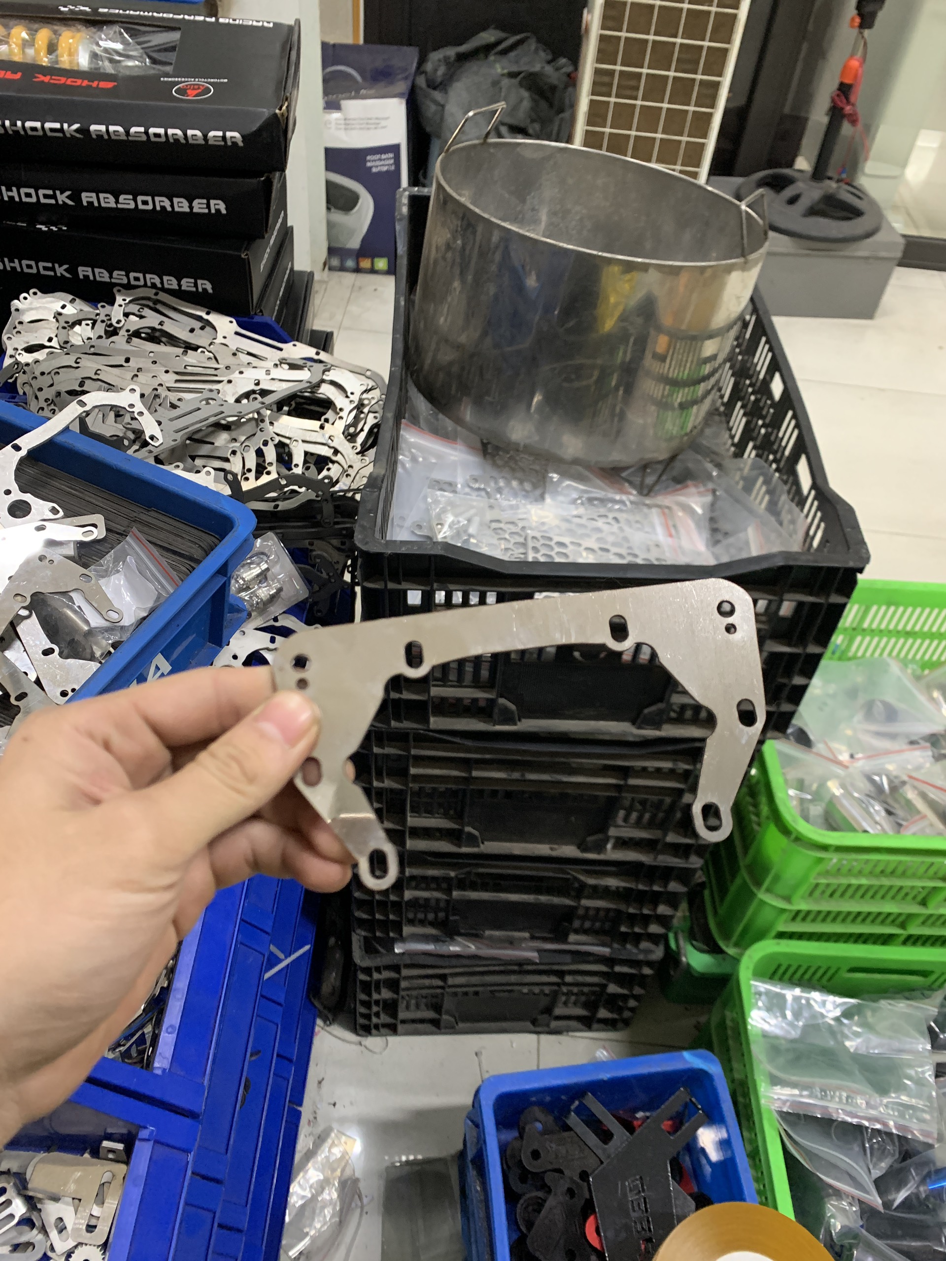 Pát, bát gắn đèn bi cầu cho xe Winner V1