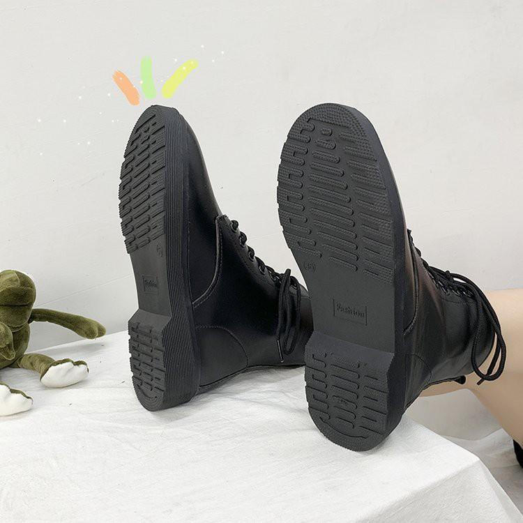 Nữ Nam Hàn cởi giày gót đen, giày Martin