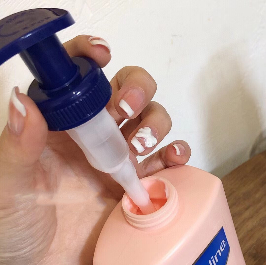 Sữa dưỡng thể dưỡng trắng ngày và đêm Vaselin 400ml