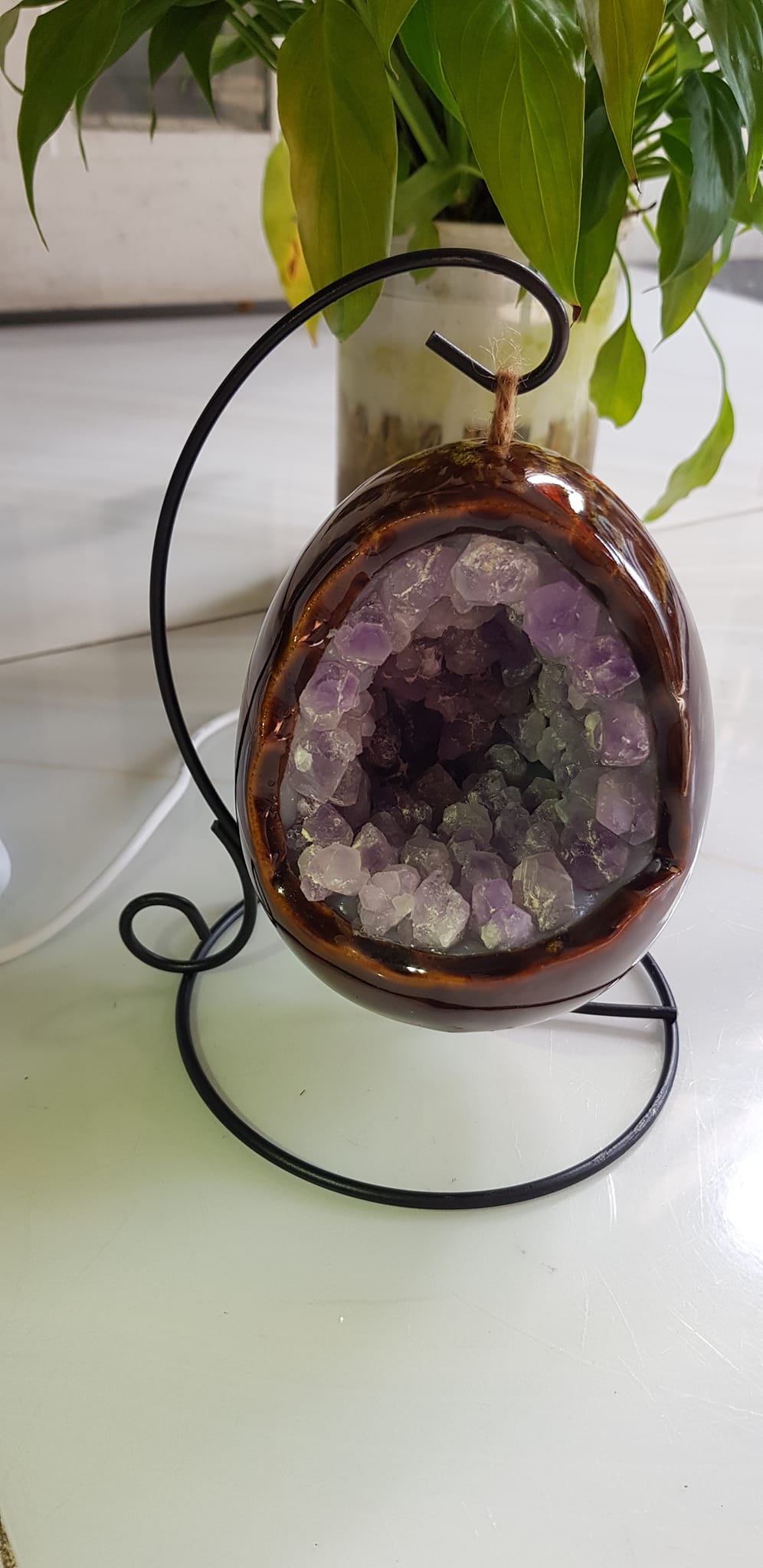 Miếng thạch anh tím tự nhiên hốc sâu có đế kiểu có đèn điện công dụng hút tài lộc Size cả chân Cao 16cm đk 12cm miếng tím cao 10cm x đk 8cm Anh Chị để bàn trang trí nhà bàn thờ Thần Tài và treo trong phòng làm đèn ngủ may mắn màu tím thật sự rất tốt đẹp ạ