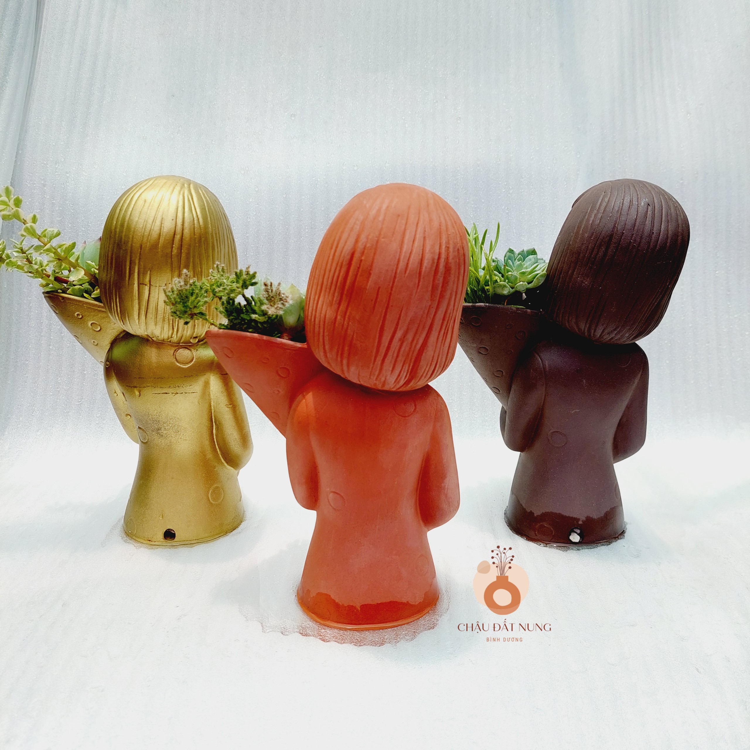 Chậu đất nung Bình Dương - Cô gái Maria, đường kính miệng 10cm, chiều cao 26cm
