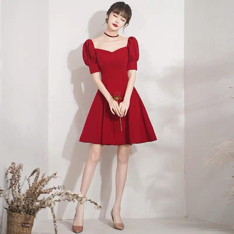ĐẦM ĐỎ TAY NGẮN PHỒNG CỔ VUÔNG DÁNG XÒE