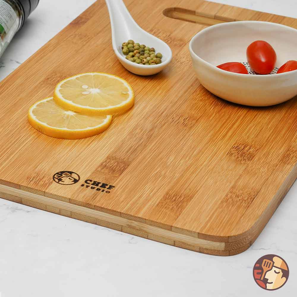 Thớt tre Chef Studio cao cấp hình chữ nhật, có tay nắm size 34x24x1.5 cm, bền bỉ, an toàn cho sức khỏe, dùng cắt thái và bày trí đồ ăn