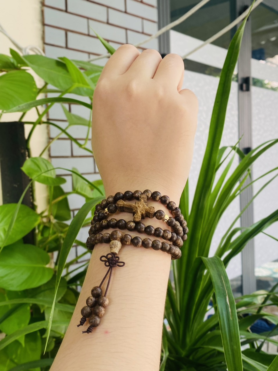 Vòng tay Trầm hương tốc 108 hạt,6li, mix thánh giá dành cho những bạn con Chúa.