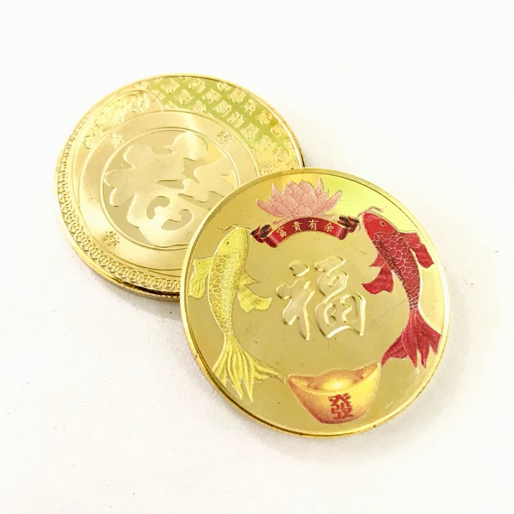 Xu song ngư in Màu dùng để trang trí bàn sách, bàn làm việc, bàn tiệc, xỏ lỗ đeo dây rất may mắn, kích thước 4cm, màu vàng - TMT Collection - SP005269
