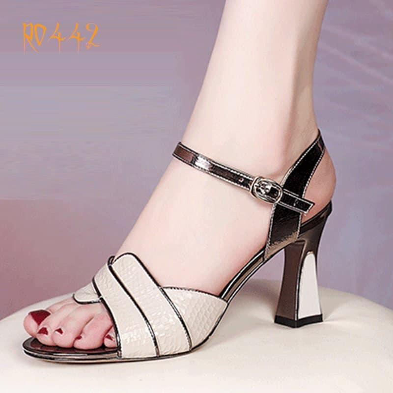 Sandal nữ hở mũi, da lì ROSATA RO442 cao 7p - Đen, Kem - HÀNG VIỆT NAM - BKSTORE