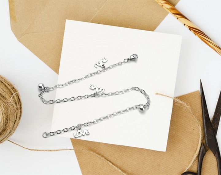 Lắc chân chữ love