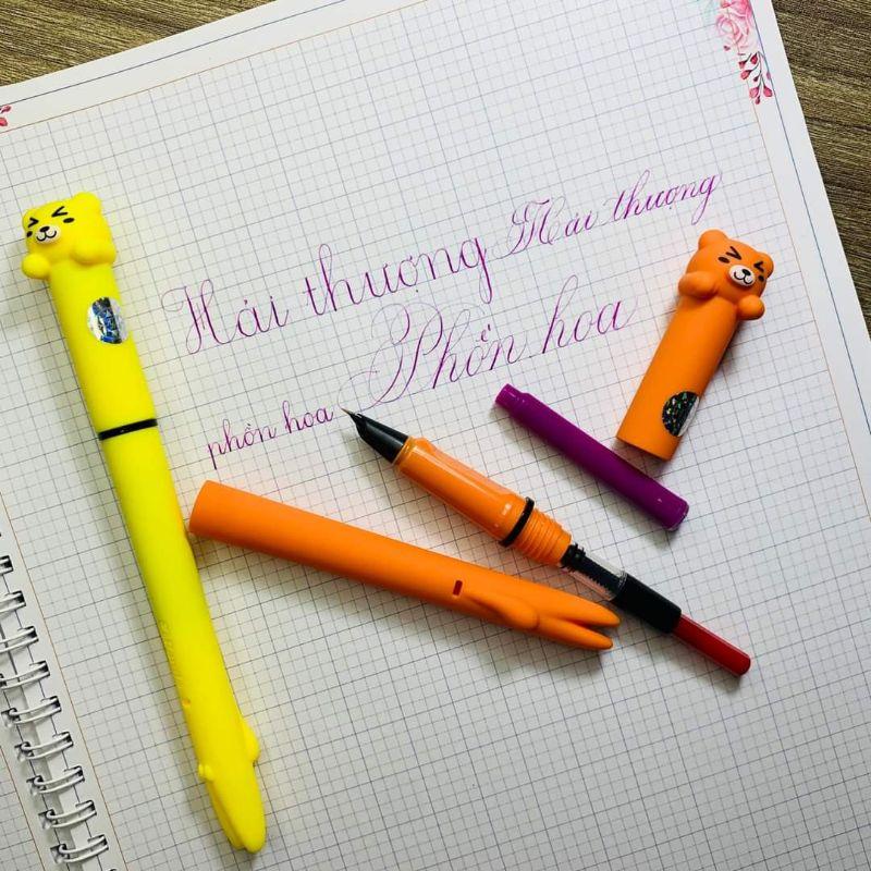 Bút kim tinh cho bé đầu ngòi 0.2mm giúp cho nét chữ nhỏ, thanh đậm đẹp, dễ viết
