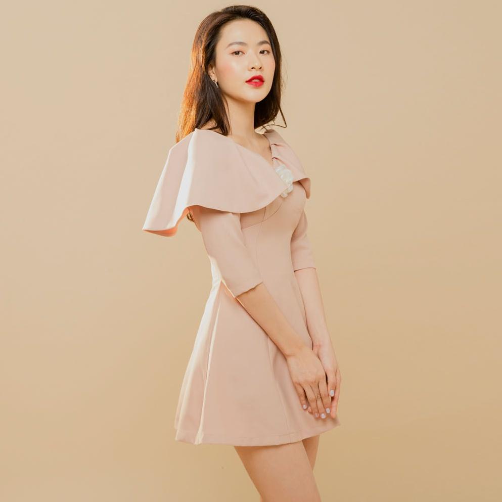 KIOBI – Đầm Hera cổ V sâu, form mini cúp ngực, rã eo, dáng xòe, tay lửng,xếp bèo choàng vai,vải cotton bố be - KID19115B