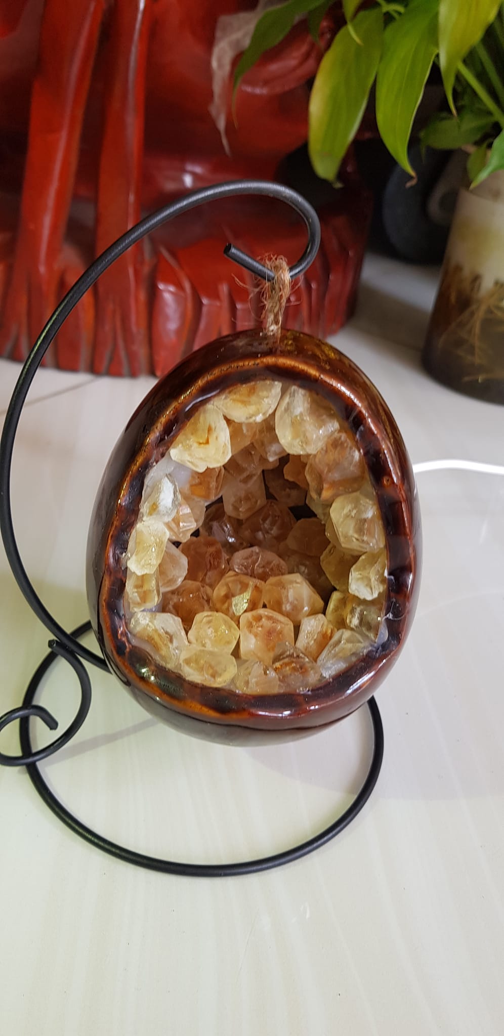 Miếng thạch anh Vàng tự nhiên hốc sâu có đế kiểu có đèn điện công dụng hút tài lộc cả chân Cao 16cm đk 12cm miếng Vàng cao 10cm đk 8cm Anh Chị để bàn trang trí nhà bàn thờ Thần Tài và treo trong phòng làm đèn ngủ may mắn màu Vàng Anh thật sự rất tốt đẹp ạ