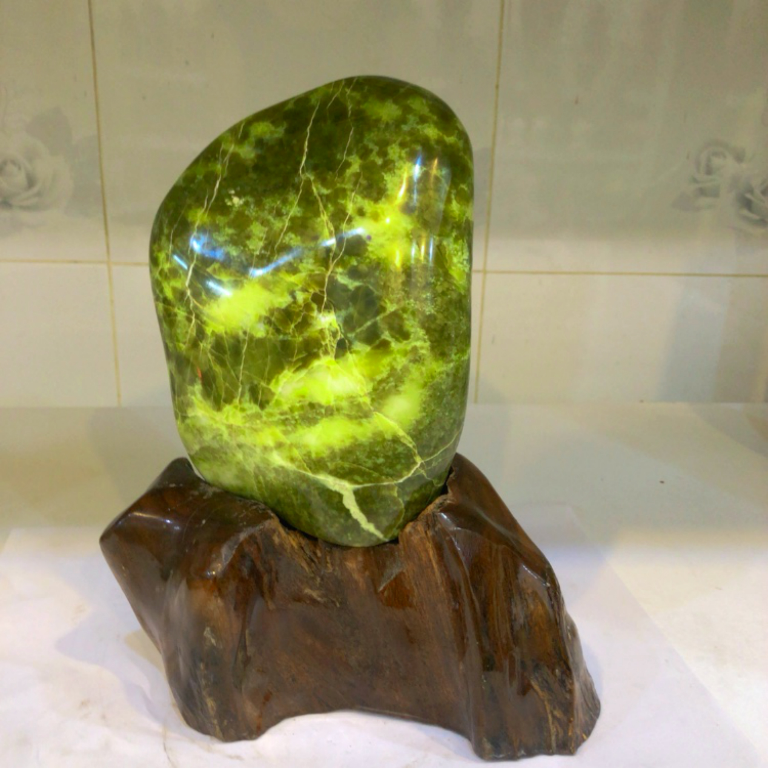 Cây đá để bàn tự nhiên chất ngọc serpentine màu xanh đậm và bóng nặng 3 kg cho người mệnh Mộc và Hỏa