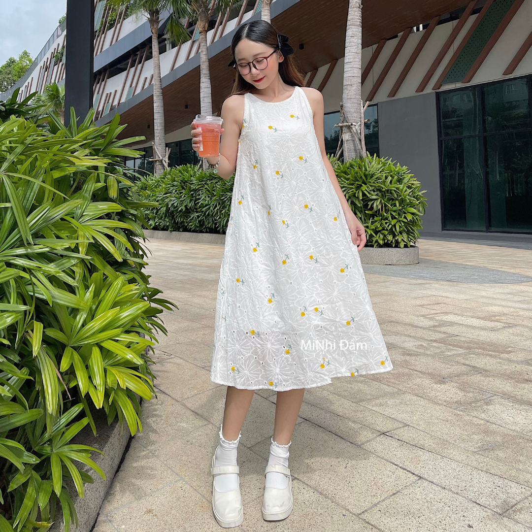 Đầm yếm dáng suông form rộng, Váy 2 dây màu trắng Cao Cấp kate thêu hoa nhí, sát nách cổ tròn MiNhi Đầm