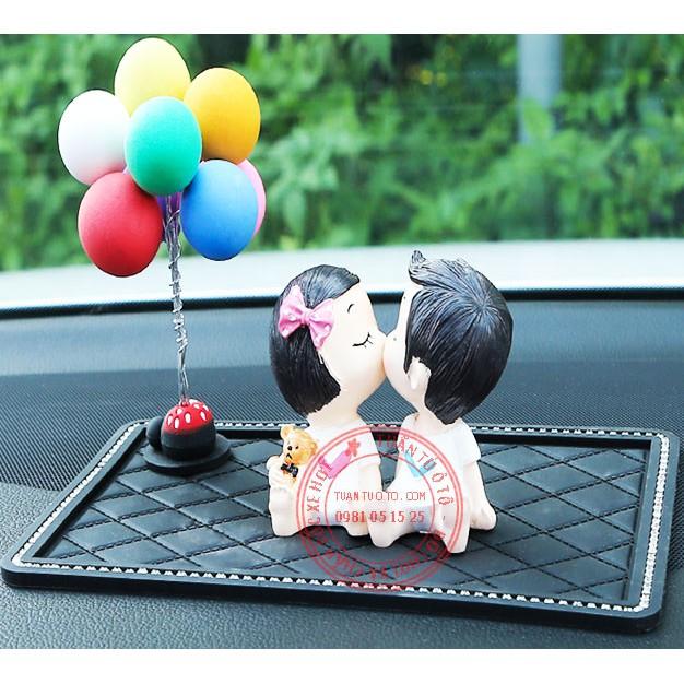 Miếng dán chống trượt trên táp lô ô tô