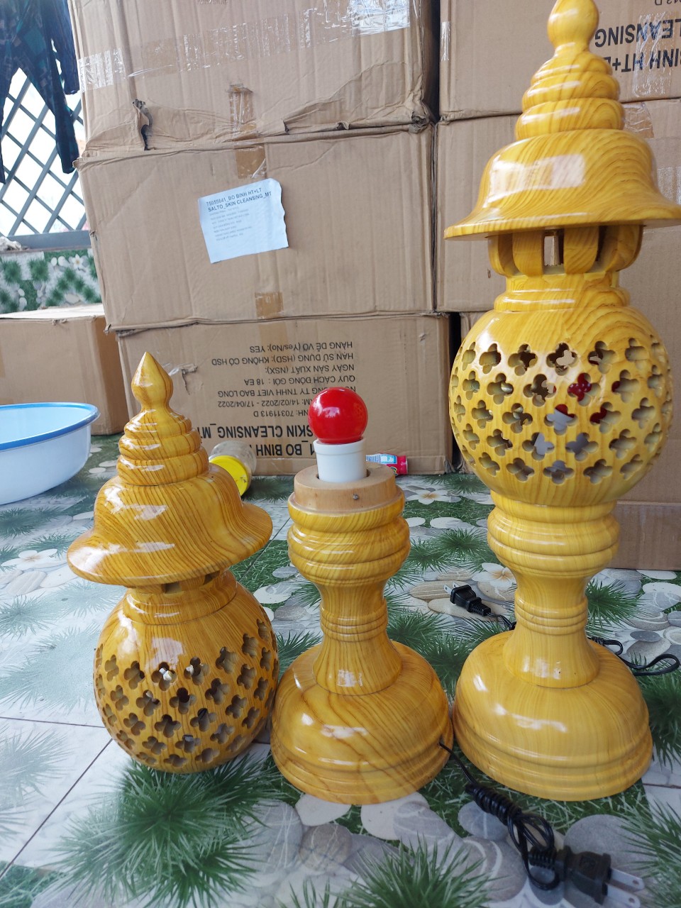 Cặp đèn thờ tổ ông gỗ cao 48 màu vàng vân
