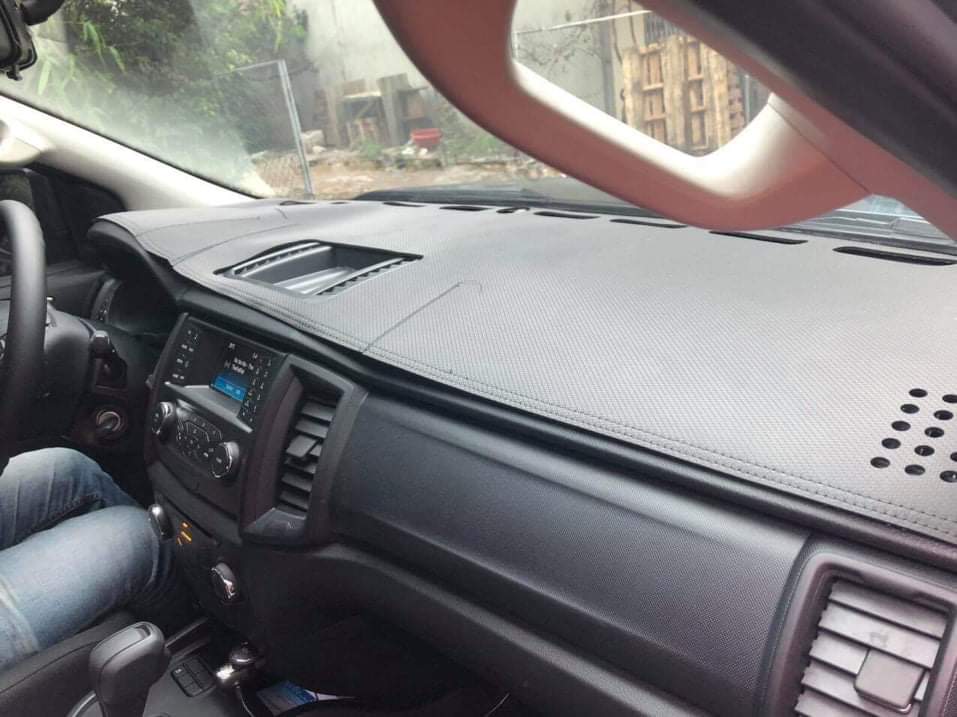 Thảm Taplo Da vân Cacbon xe TOYOTA HILUX đời 2017-2022 cao cấp, chống nóng, chống trơn trượt