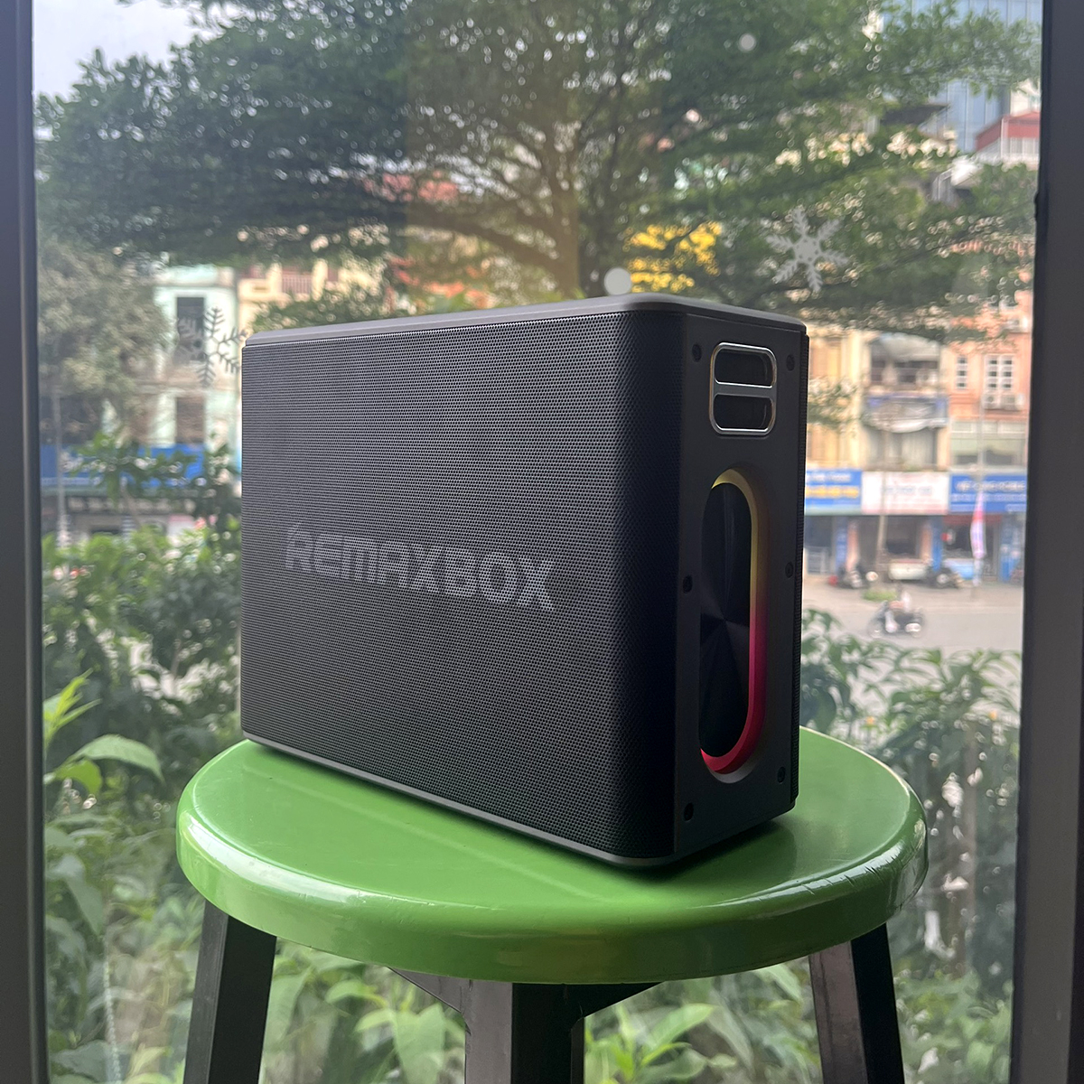 Loa Karaoke Bluetooth Remax RB-M51 Kèm 2 Micro không dây LED RGB hát Karaoke tại nhà, Âm thanh hay bass cực chuẩn - Hàng chính hãng