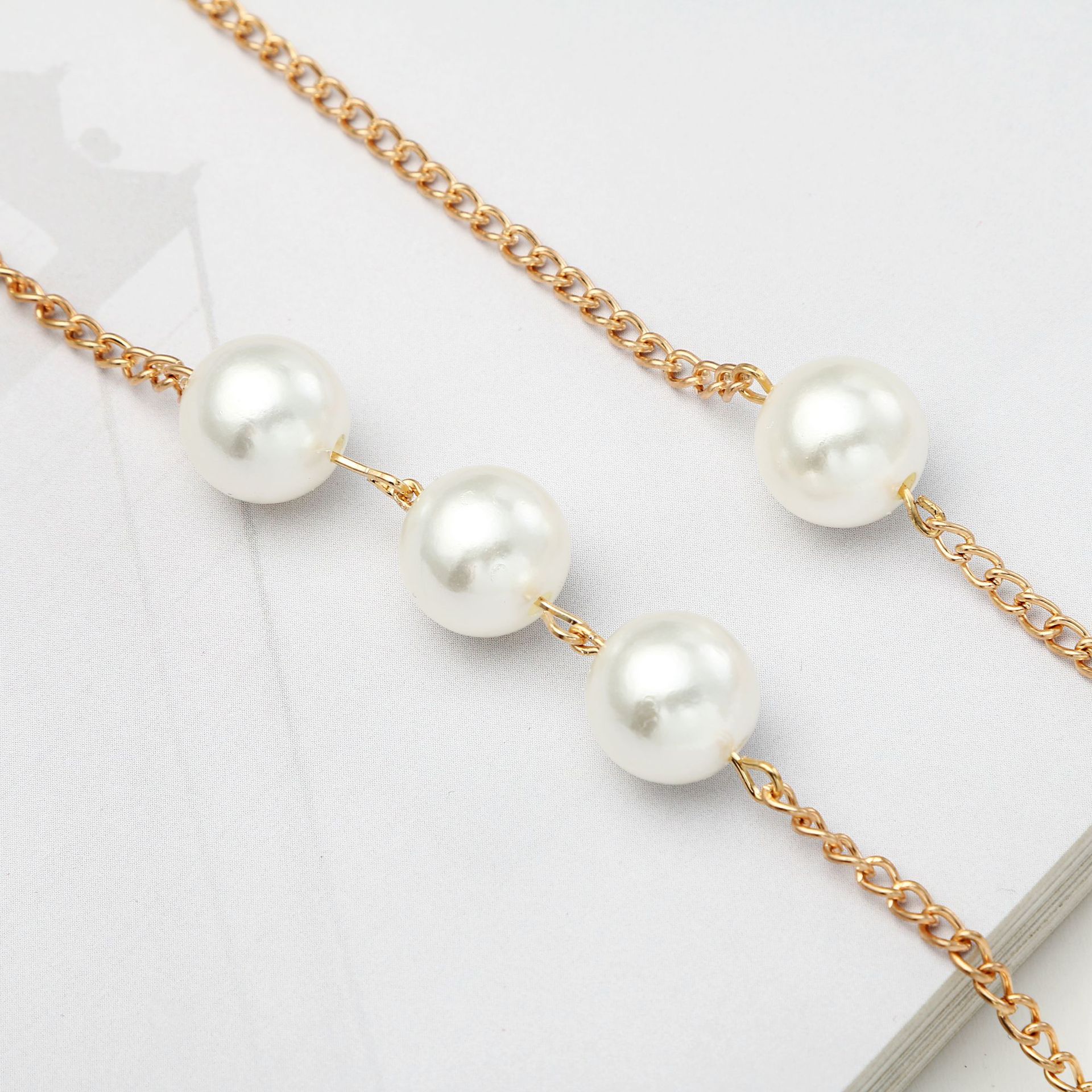 Dây đeo kính bất đối xứng ấn tượng