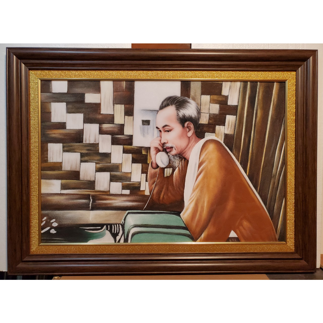 TRANH ĐÁ TỰ NHIÊN -BÁC HỒ CẦM ỐNG NGHE - BÁC HỒ CẦM ỐNG NÓI
