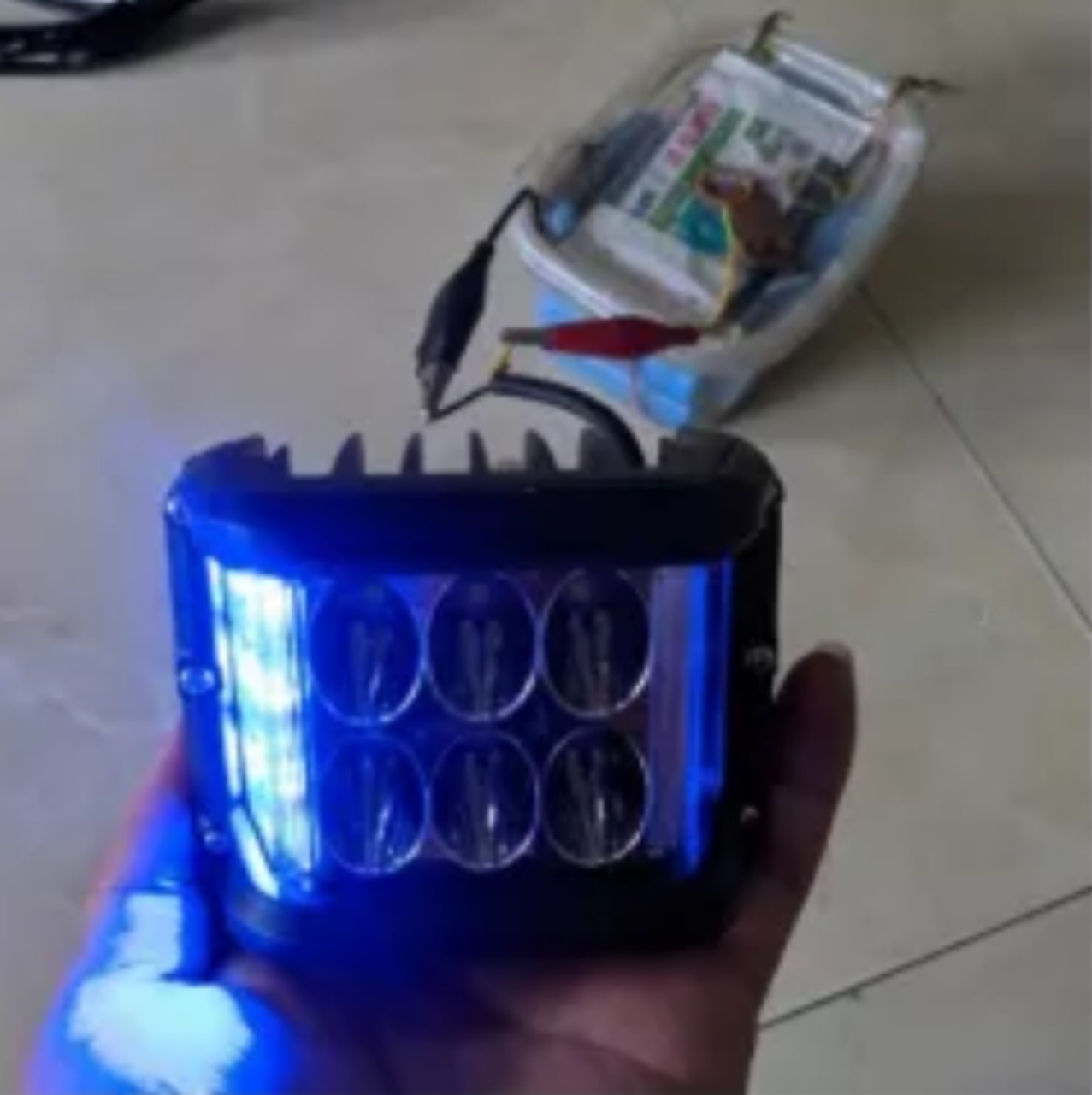 Đèn trợ sáng 6 LED kèm poliice chớp xanh xe máy và ôtô siêu đẹp đỏ