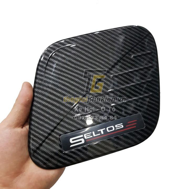 Ốp nắp đậy bình xăng KIA Seltos 2020 vân Carbon