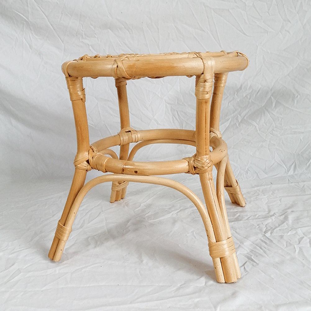 Ghế mây đan bằng tay đặt trong nhà, để chậu cây, chậu hoa