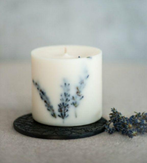 Combo gồm 2 nến thơm hương lavender, trang trí cành lavender