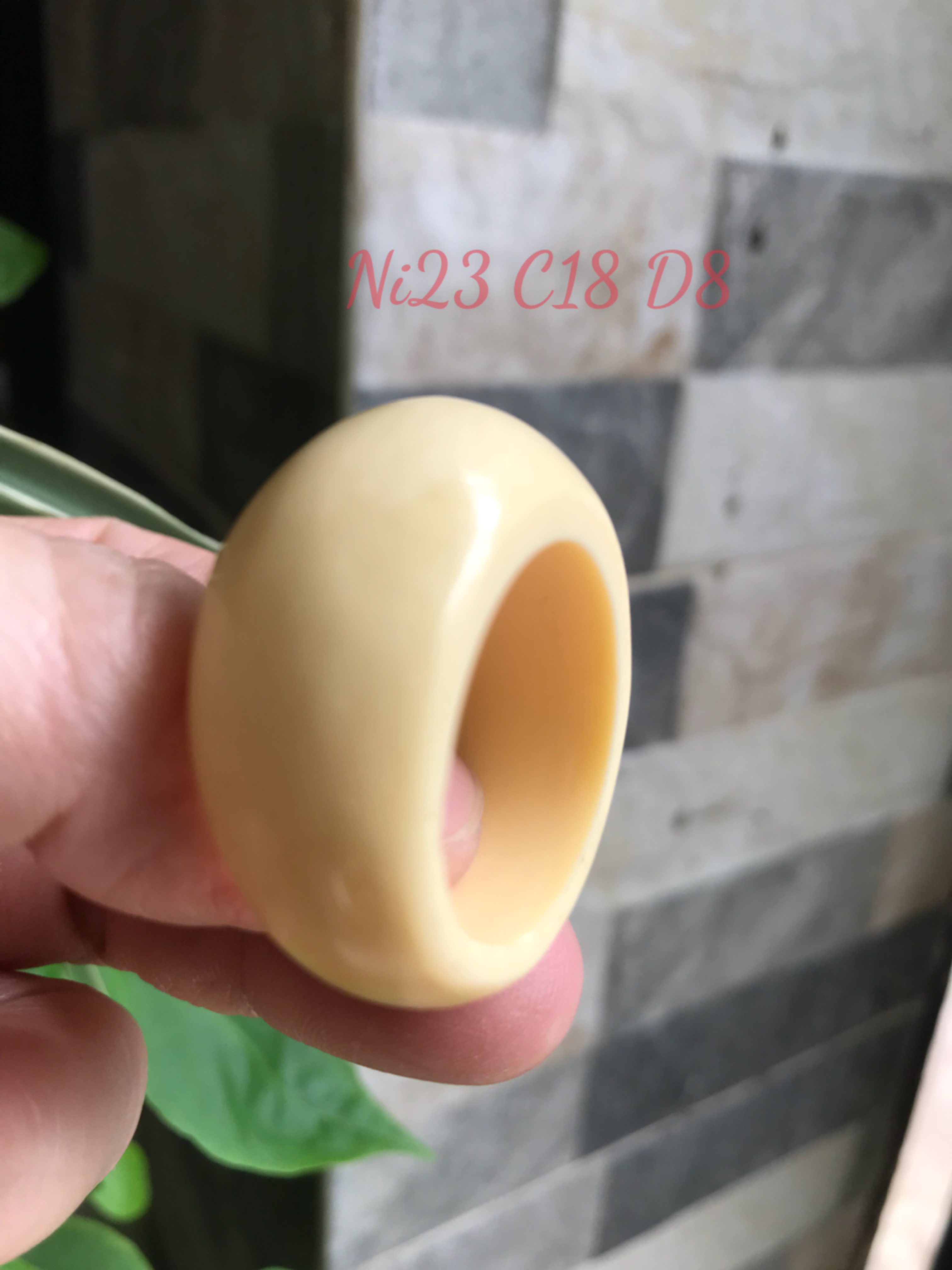 Nhẫn Nam Giả Ngà hay Xương Mỹ Nghệ Kiểu Bầu Tròn to phía trên dưới nhỏ màu trắng Ni 23mm Cao 18mm Dầy 8mm Dành Cho Các Anh Nam đeo nhẫn 23mm rẻ đẹp ạ
