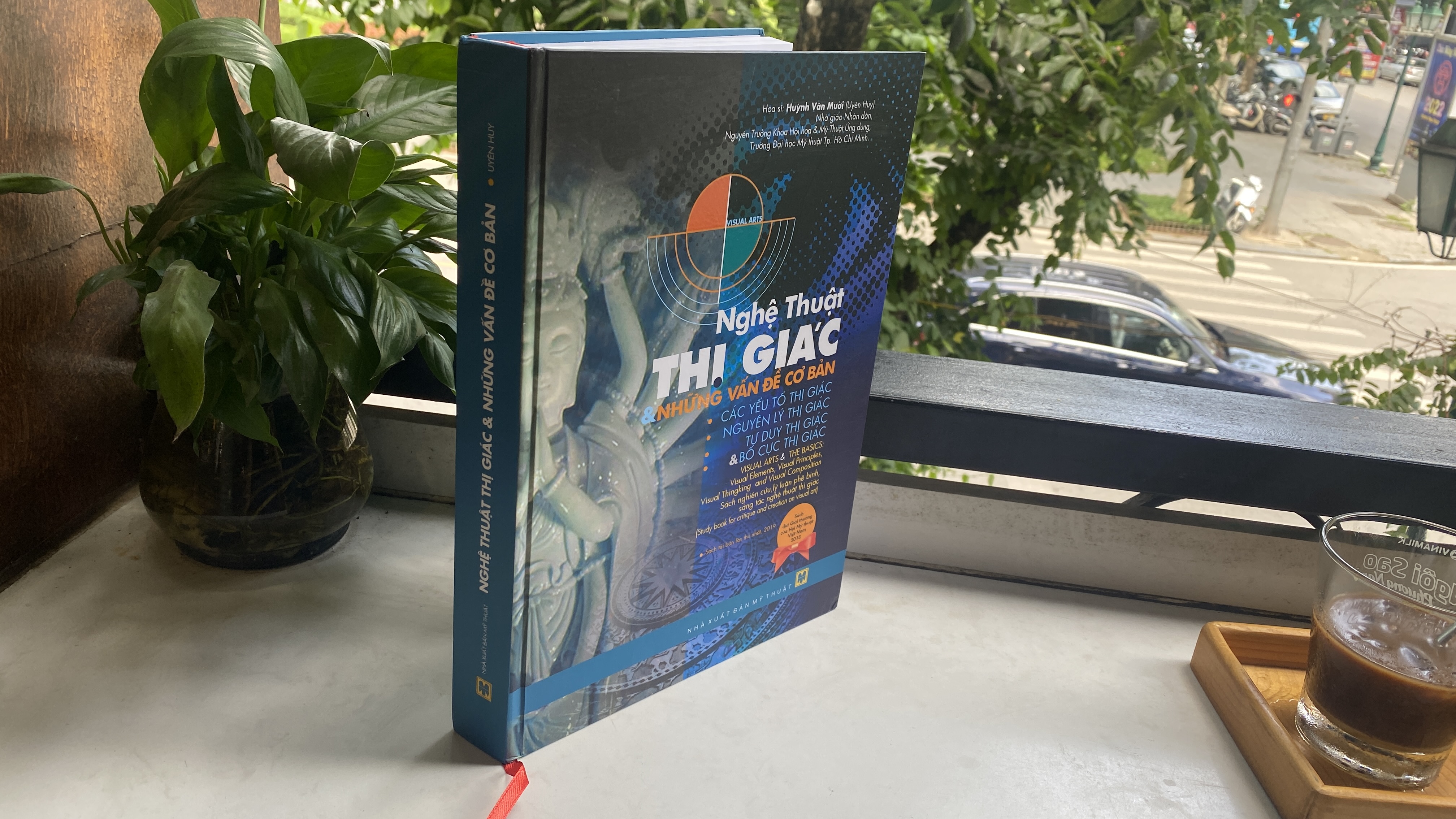 NGHỆ THUẬT THỊ GIÁC VÀ NHỮNG VẤN ĐỀ CƠ BẢN - Sách đạt giải thưởng của hội Mỹ thuật Việt Nam năm 2018