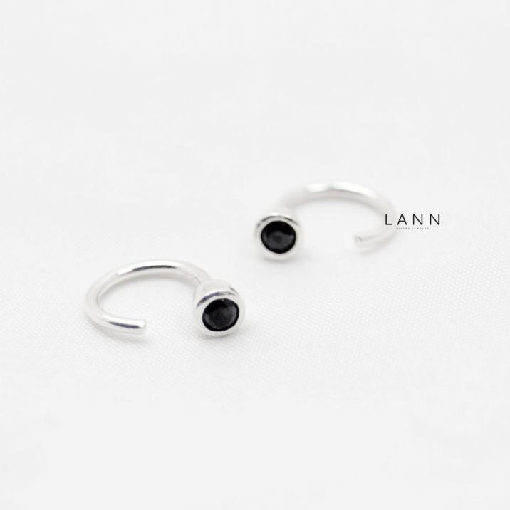 Khuyên xỏ đường tròn đầu đá Trắng - Đen S925 LANN