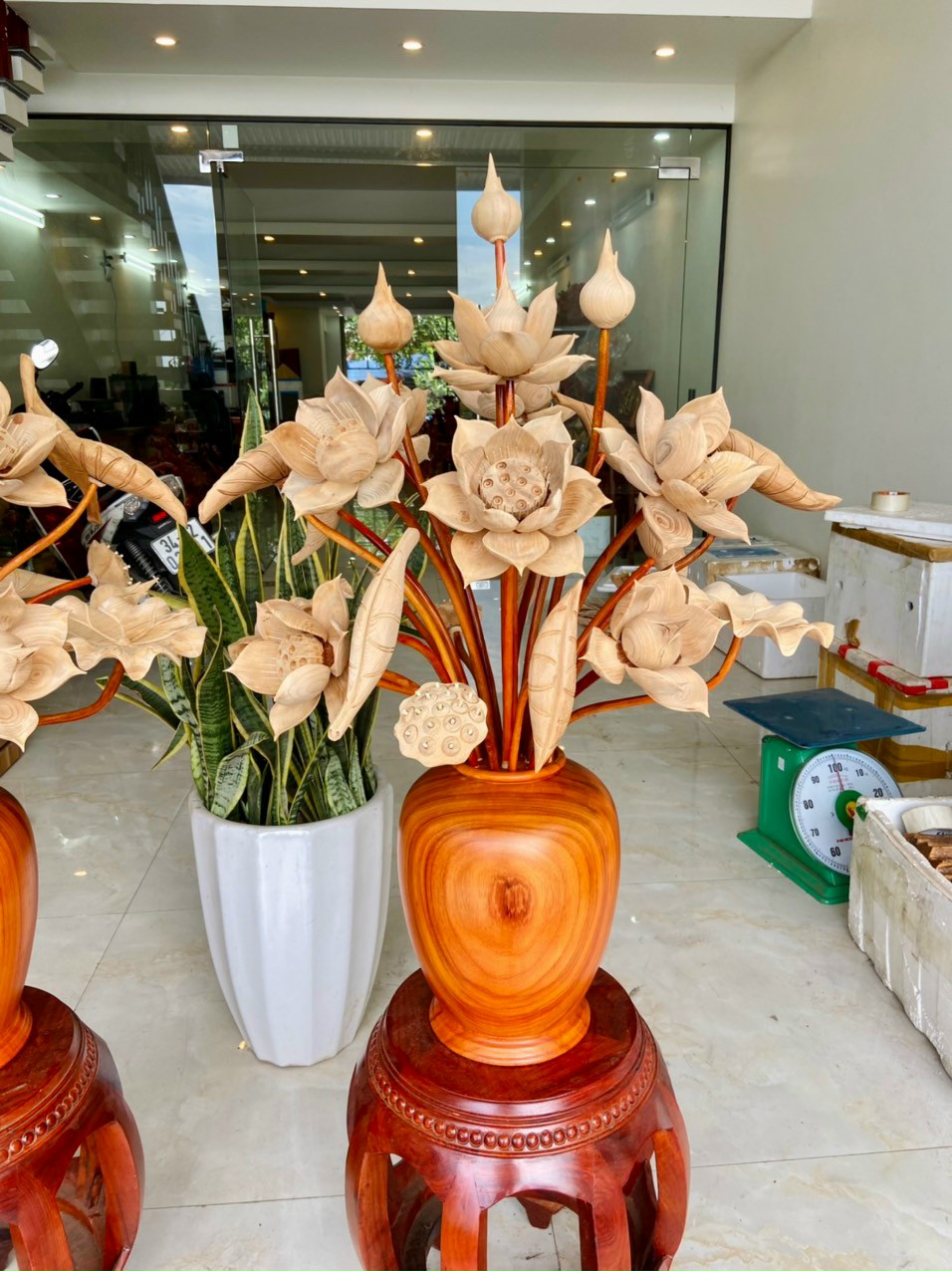 1 Bình hoa sen bằng gỗ hương đỏ 25 cành và hoa ,lá ,gương ,bằng gỗ ngọc am thơm nứt