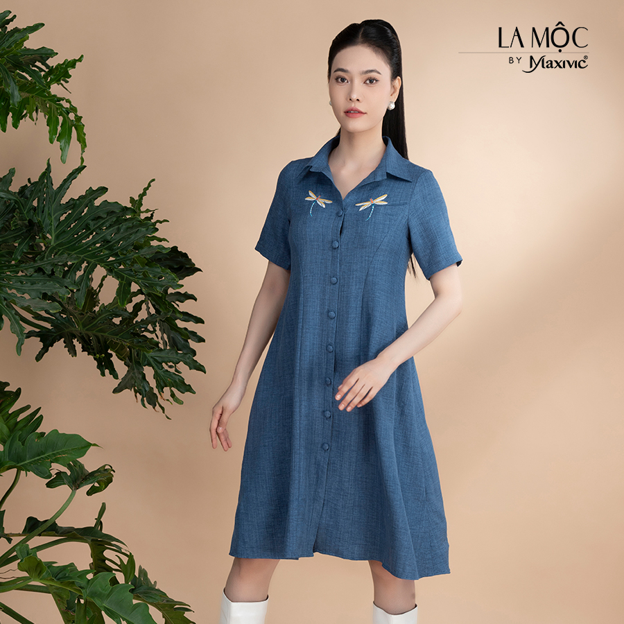 Đầm xô lụa xanh jeans thêu hoa, cổ sơmi La Mộc - LM022423N