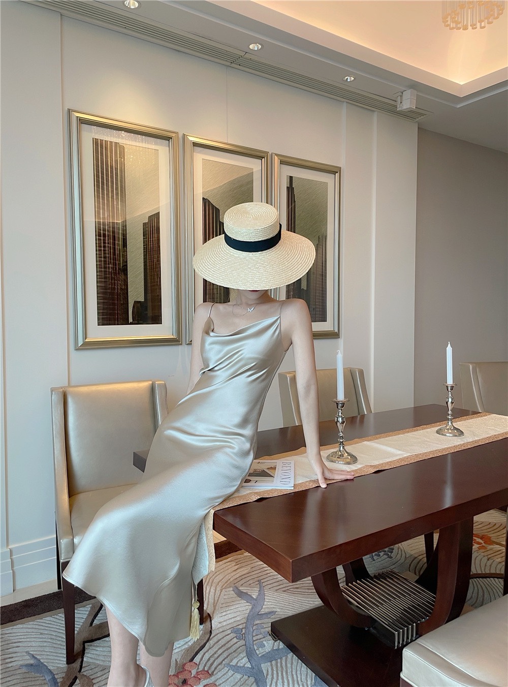 Đầm satin dài cổ đổ
