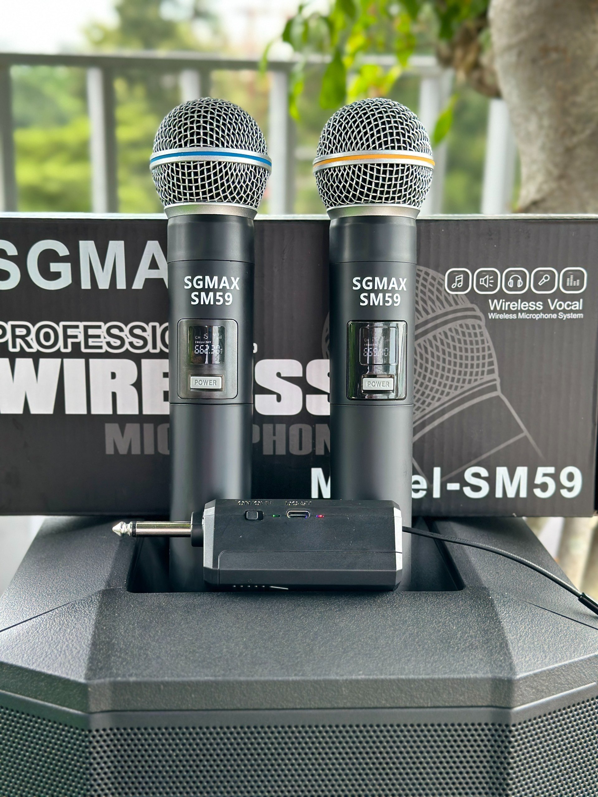 SGMax SM59- Micro Karaoke Không Dây Chính Hãng Chống Hù Rè Tốt Hỗ Trợ Nâng Giọng Hát Khi Hát Sạc Pin Trực Tiếp Trên Micro Bắt Sóng Xa Đến 15m hàng chính hãng