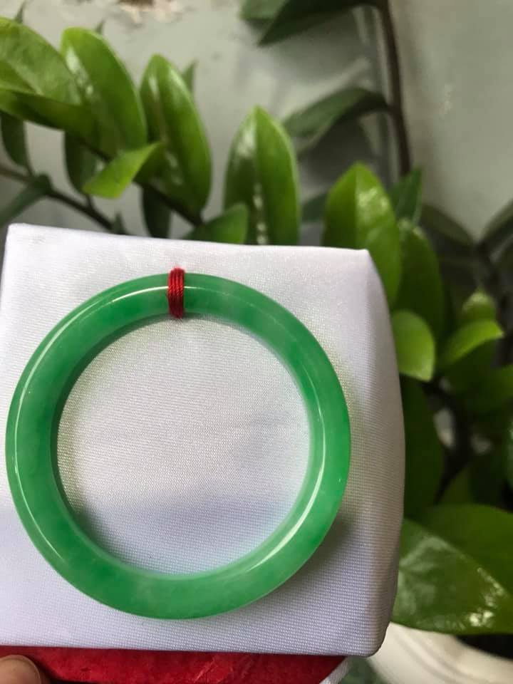 Vòng Tay Phong Thủy Đá Cẩm Thạch Lý B size 48mm x dầy 7,5mm Màu Xanh Lá nhẹ đều vòng đẹp Nữ nữ 35kg - 49kg đeo ạ