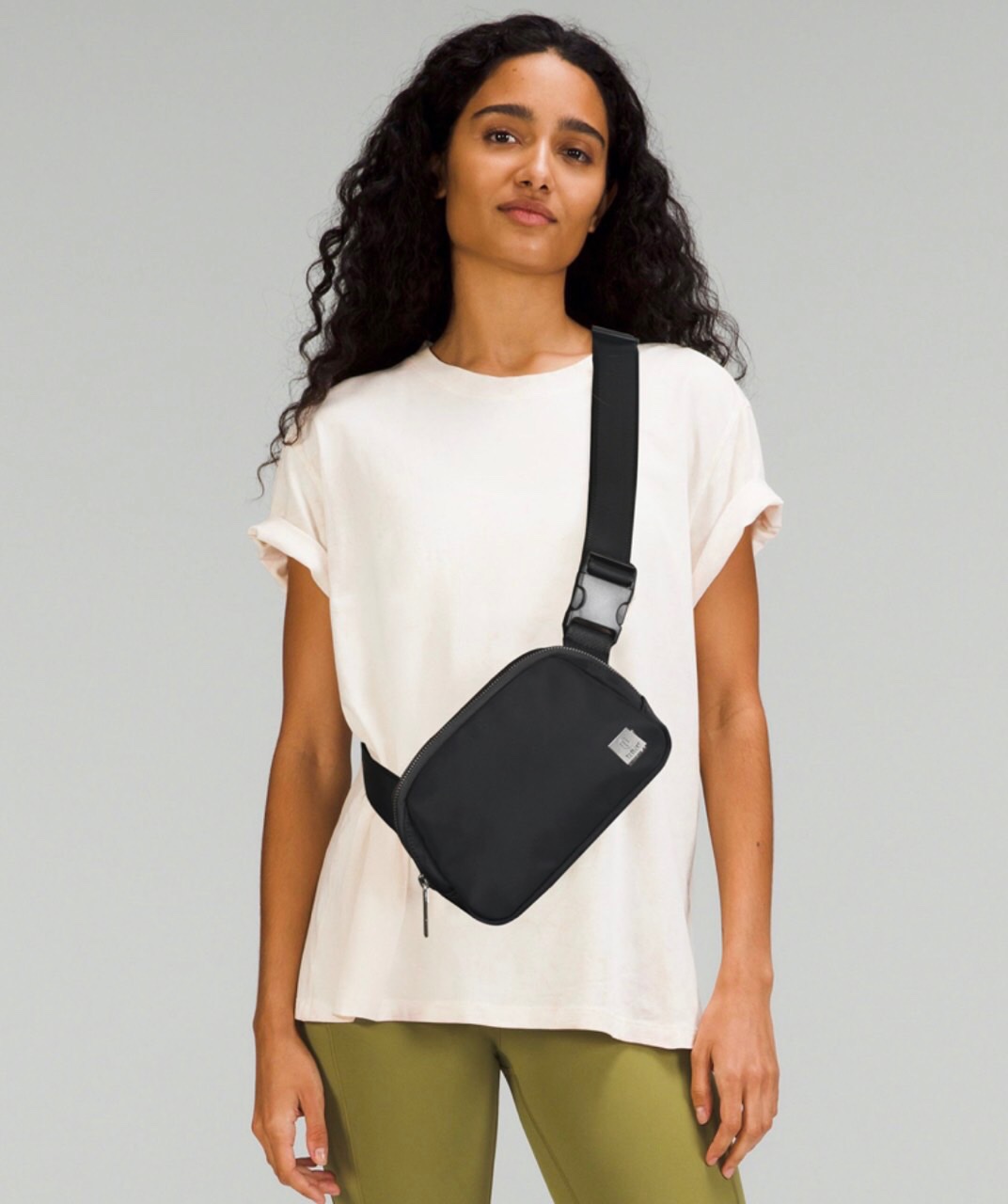 Túi đeo chéo Wiwu Lulu Crossbody Bag để chứa phụ kiện điện tử, được làm bằng chất liệu chống thấm nước, chống bám bẩn, dễ lau chùi và chống mài mòn - Hàng chính hãng